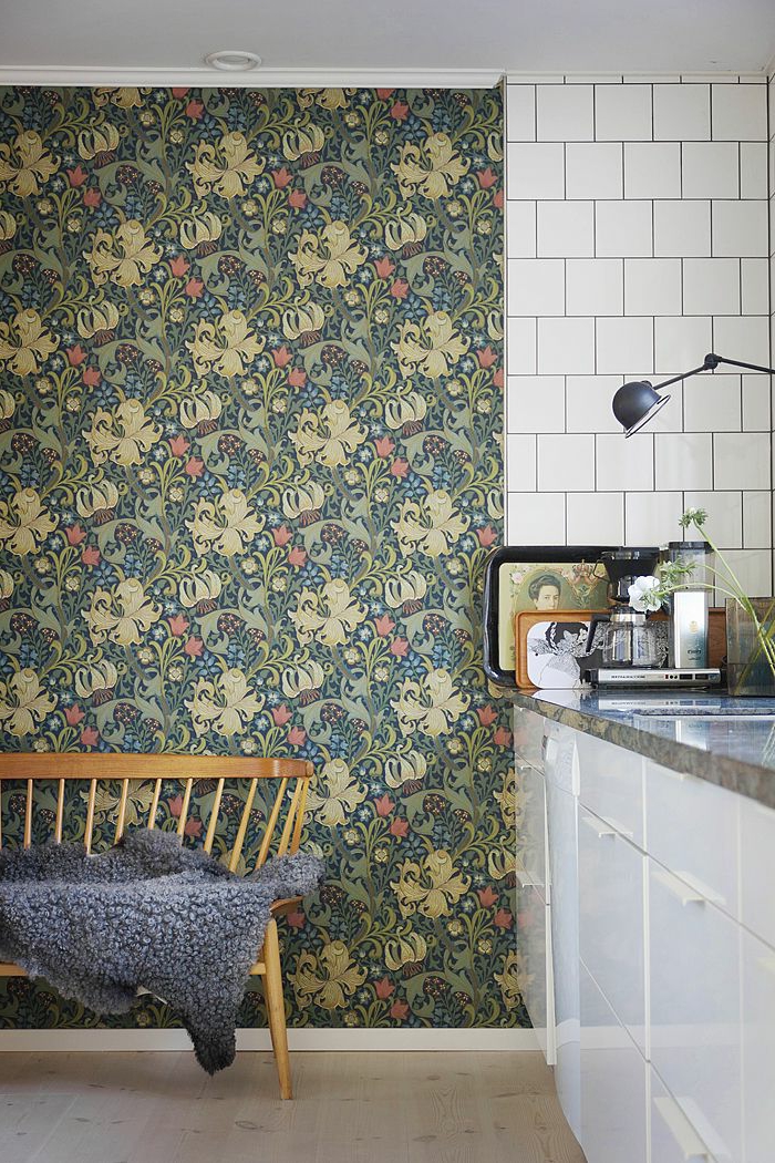 jolie-cuisine-avec-mur-en-papier-peint-fleuri-anglais-pour-la-cuisine-moderne