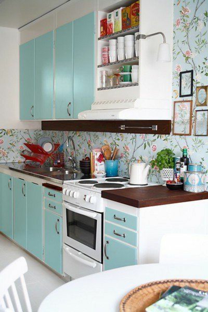 jolie-cuisine-avec-papier-peint-fleuri-meubles-de-couelur-bleu-clair-dans-la-cuisine-moderne