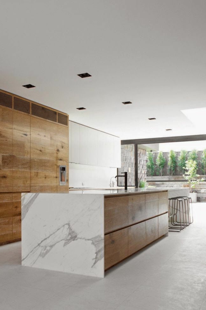 jolie-cuisine-avec-sol-en-béton-ciré-beige-beton-cire-plafond-bas-blanc-ilot-de-cuisine-moderne