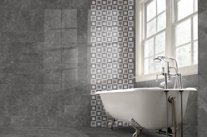 jolie-decoration-murale-avec-carrelage-dans-la-salle-de-bain-moderne-carrelage-gris