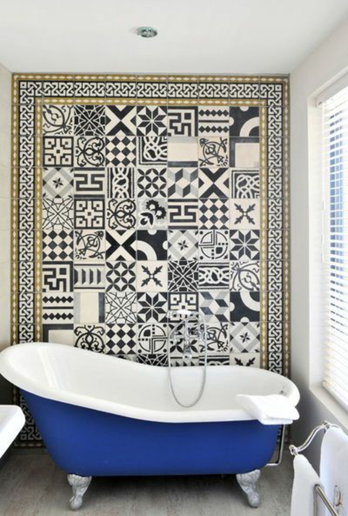 jolie-decoration-murale-pour-la-salle-de-bain-avec-carrelage-mural-lapeyre-blanc-et-noir