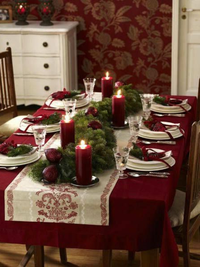 jolie-decoration-pour-la-table-de-noel-branche-de-sapin-vert-pour-decorer-les-bougies-de-sapin