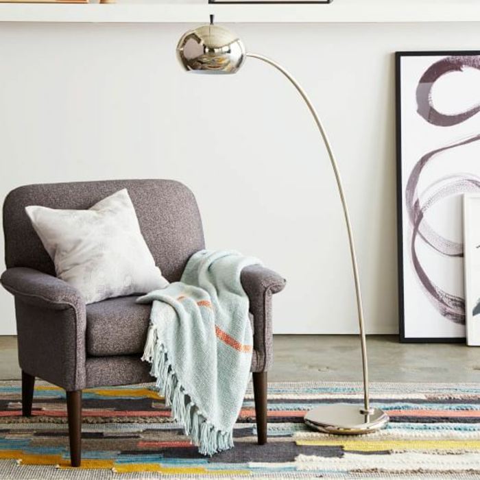 jolie-lampe-arc-pour-le-salon-moderne-avec-un-tapis-coloré-et-jollie-lampadaire-halogene