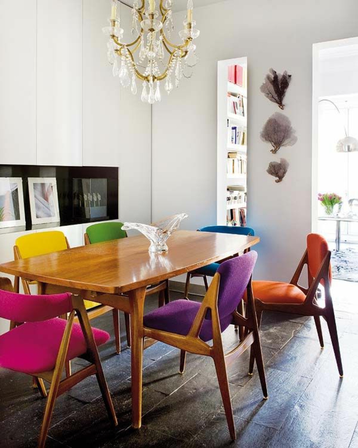 jolie-salle-a-manger-contemporaine-complete-avec-chaises-contemporaines-colorées