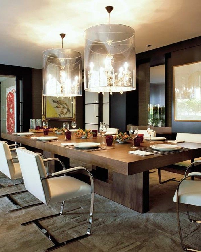 jolie-salle-a-manger-contemporaine-complete-avec-moquette-beige-et-lustre-ronde-en-crystal