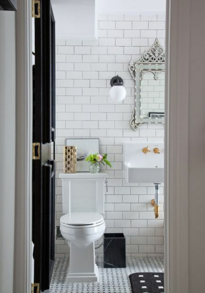 jolie-salle-de-bain-avec-mur-blanc-et-sol-en-mosaique-miroir-decoratif-aménager-une-petite-salle-de-bain