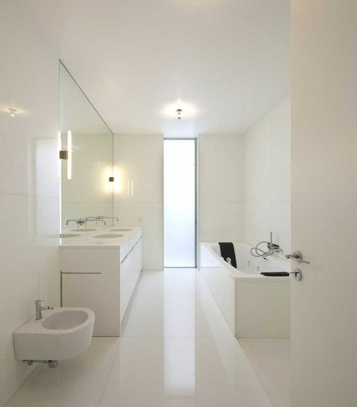 jolie-salle-de-bain-blanche-comiche-eclairage-indirect-salle-de-bain-teracor-blanc