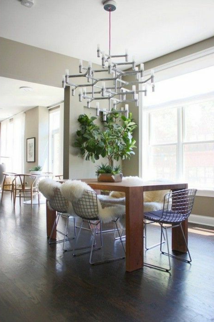 jolie-salle-de-sejour-avec-chaises-gris-et-table-en-bois-sol-en-parquet-foncé-plante-verte-d-interieur