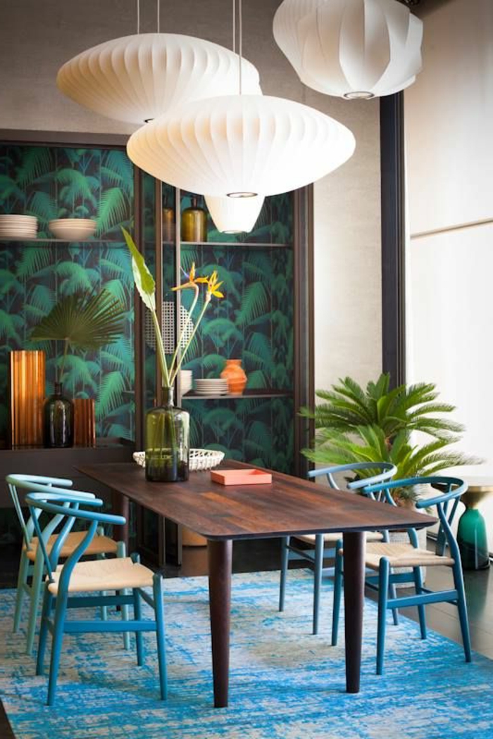 jolie-salle-de-sejour-avec-un-tapis-bleu-et-table-en-bois-foncé-lustre-en-papier-blanc