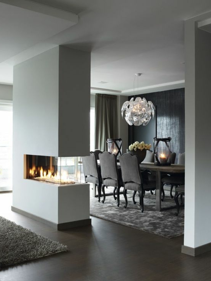 jolie-salle-de-séjour-de-couleur-gris-sol-en-parquet-marron-foncé-tapis-gris-et-lustre-moderne