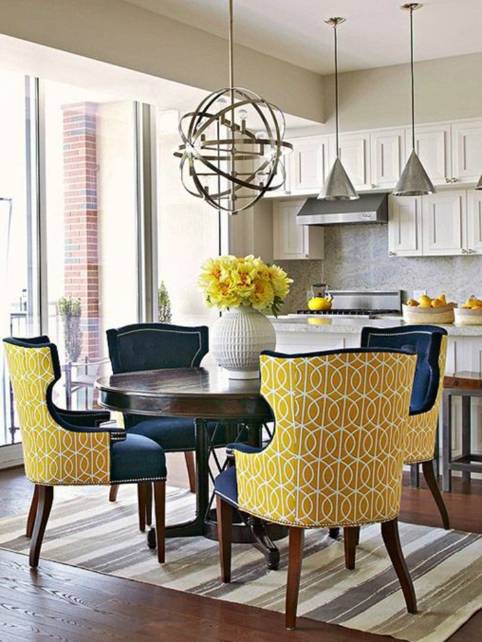 jolie-table-carrée-salle-à-manger-contemporaine-avec-fleurs-sur-la-table-et-chaises-jaunes-plafond-blanc