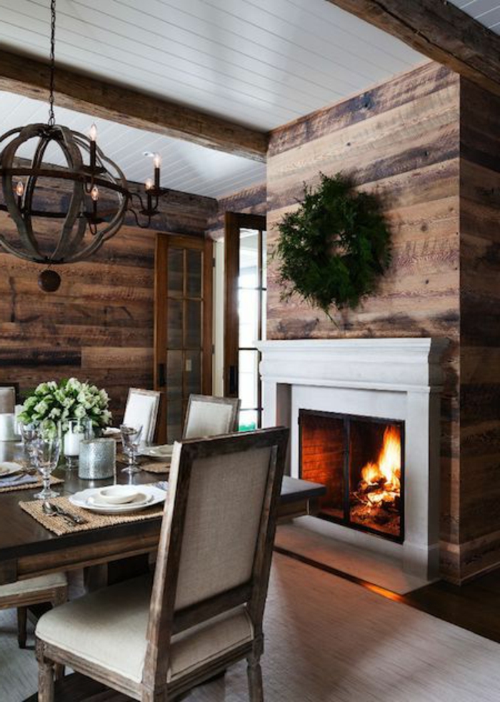 jolie-variante-pour-table-carrée-salle-à-manger-contemporaine-en-bois-massif-et-cheminée-d-intérieur