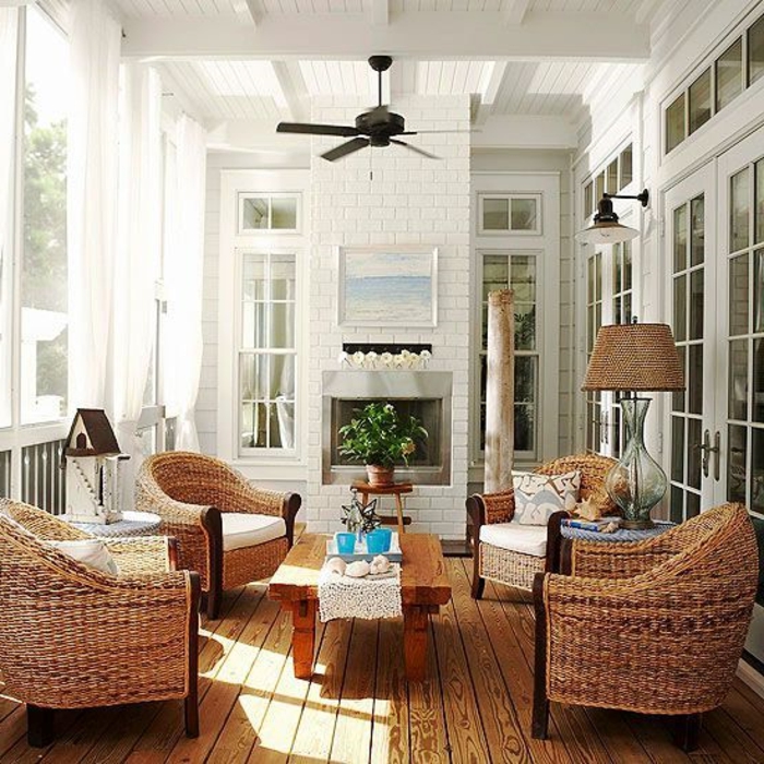jolie-veranda-leroy-merlin-avec-sol-en-planchers-en-bois-clair-et-meubles-en-rotin