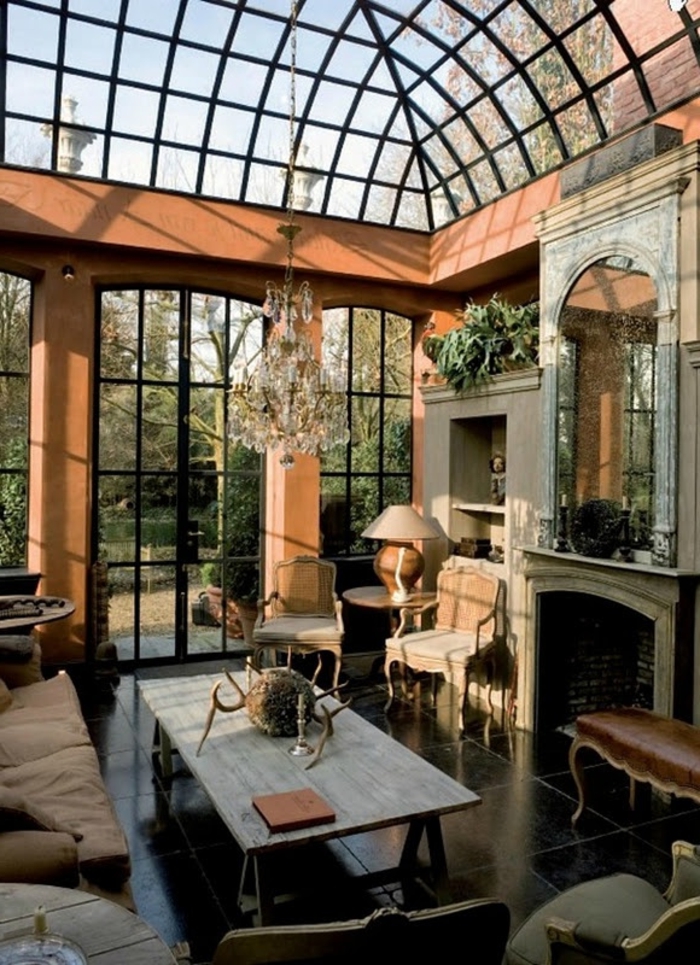 jolie-véranda-en-kit-de-style-retro-cic-plafond-en-verre-et-meubles-d-interieur-modernes