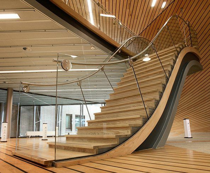 l-escalier-tournant-en-bois-pour-avoir-un-intérieur-moderne-et-joli-sol-en-planchers-clairs