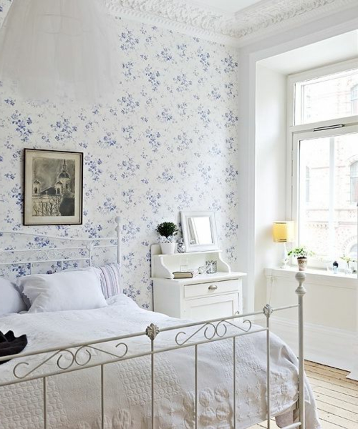 la-plus-belle-chambre-à-coucher-avec-beaucoup-de-lumière-et-papier-peint-fleuri-anglais-blanche-et-bleu