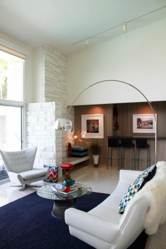 lampadaire-alinea-dans-le-salon-avec-tapis-bleu-foncé-et-meubles-beiges-dans-le-salon-moderne