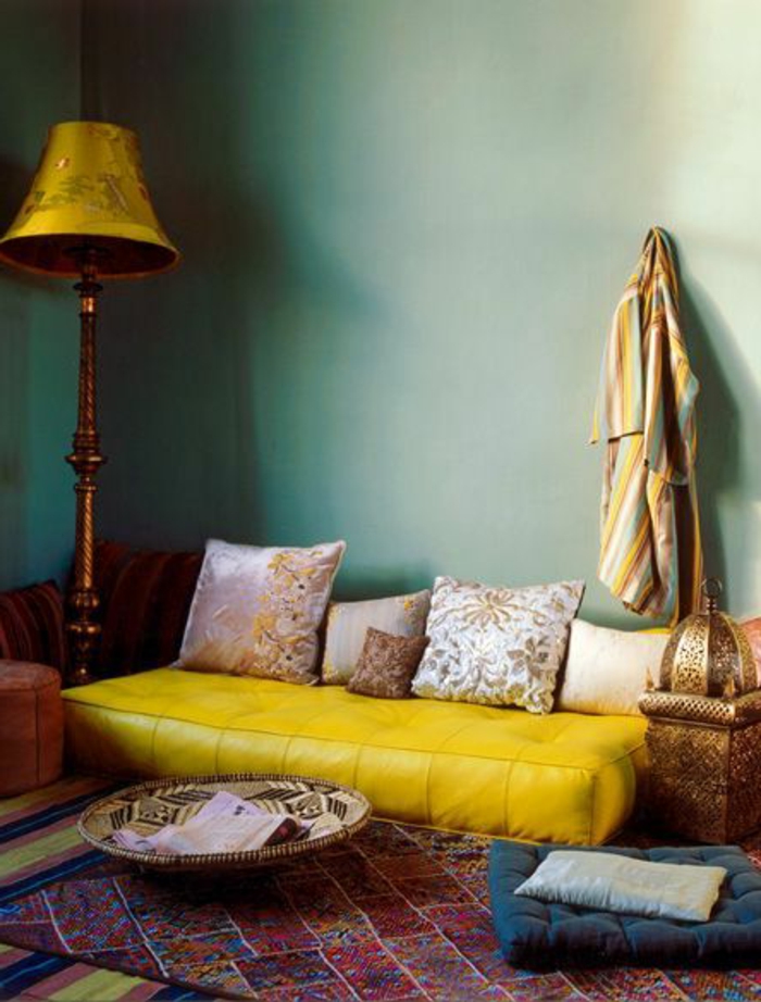 le-bon-coin-salon-marocain-tapis-coloré-et-meubles-colorés-dans-le-salon-moderne