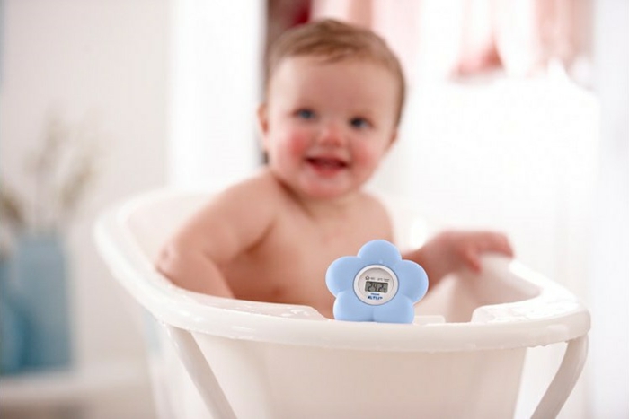 le-thermomètre-chambre-bébé-cool-baignoire