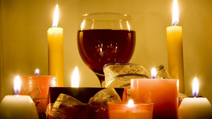 les-bougies-de-noël-sapin-vin-rouge-blanc-bougies-noel-table