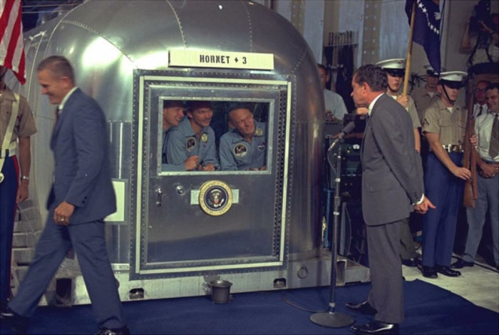 les-premiers-pas-sur-la-lune-Neil-Armstrong-hornet