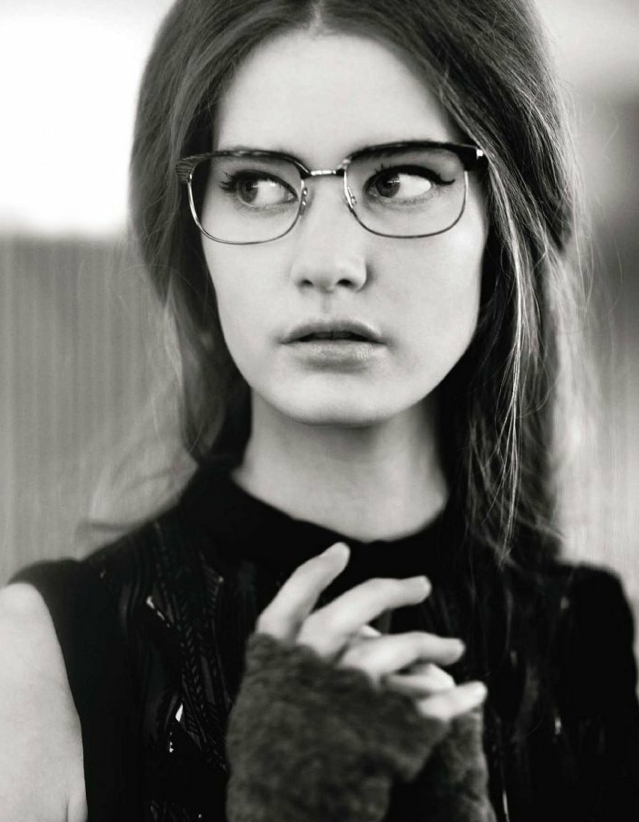 mode-hipster-femme-stylée-lunettes-hipster-photo-noir-et-blanc