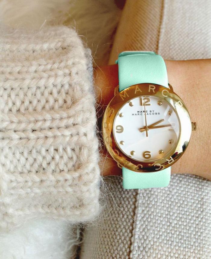 montre-marc-jacobs-design-doré-et-bracelet-couleur-menthe