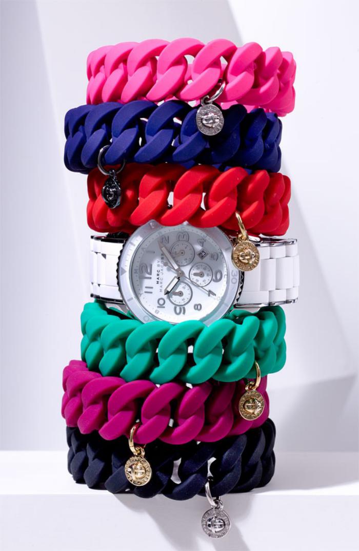 montre-marc-jacobs-joli-design-blanc-et-bracelets-colorés