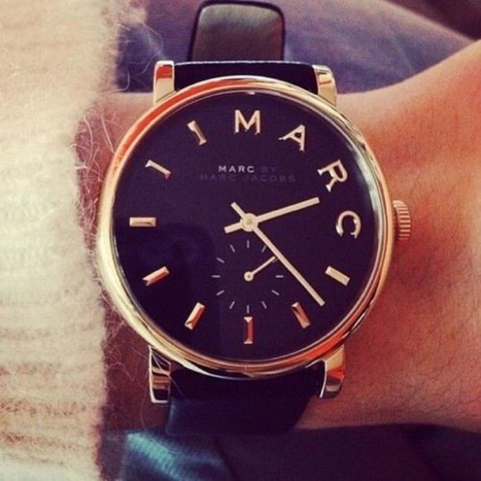 montre-marc-jacobs-modèle-noir-bracelet-en-cuir