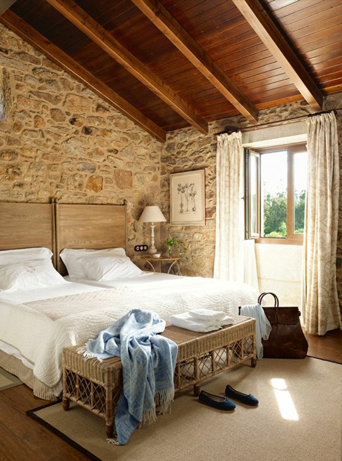 mur-en-fausse-pierre-et-plafond-en-bois-sous-pente-pour-la-chambre-a-coucher-moderne