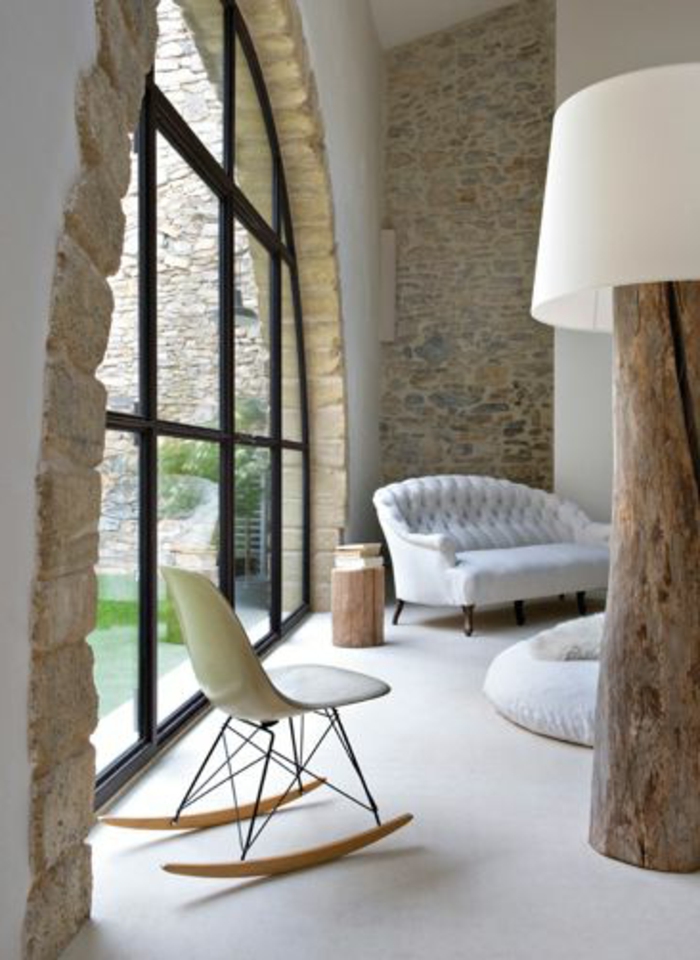 mur-en-pierre-apparente-dans-le-salon-avec-une-jolie-lampe-d-interieur-blanche