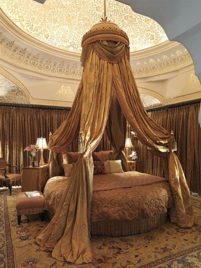 palais-indien-chambre-à-coucher-luxueuse-dans-un-hôtel-authentique