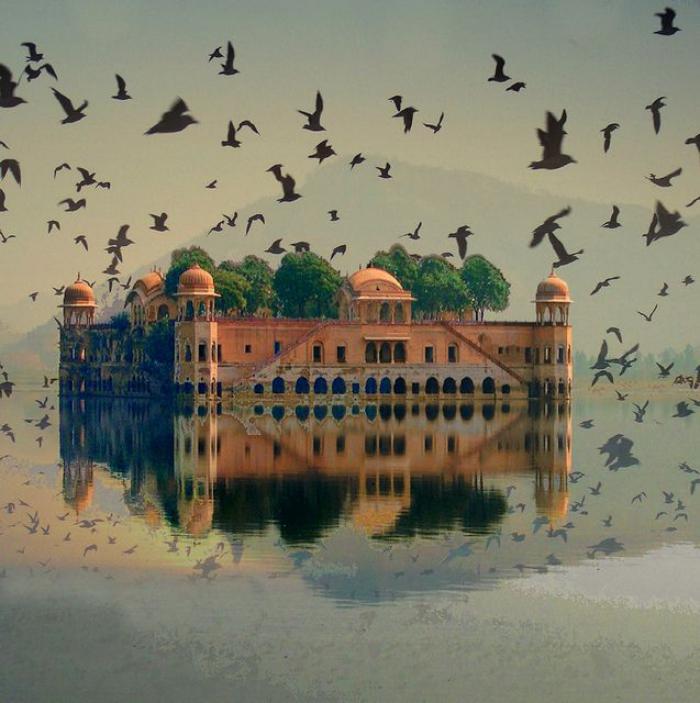 palais-indien-château-mystique-flottant-sur-l'eau