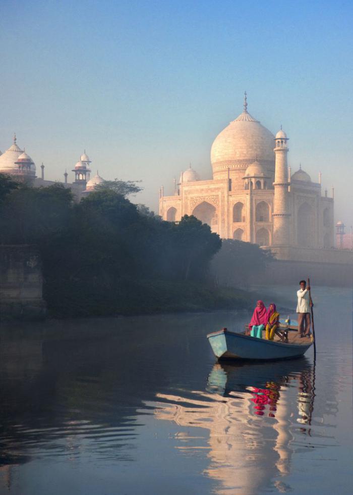 palais-indien-vue-vers-Taj-Mahal-une-barque-flottante