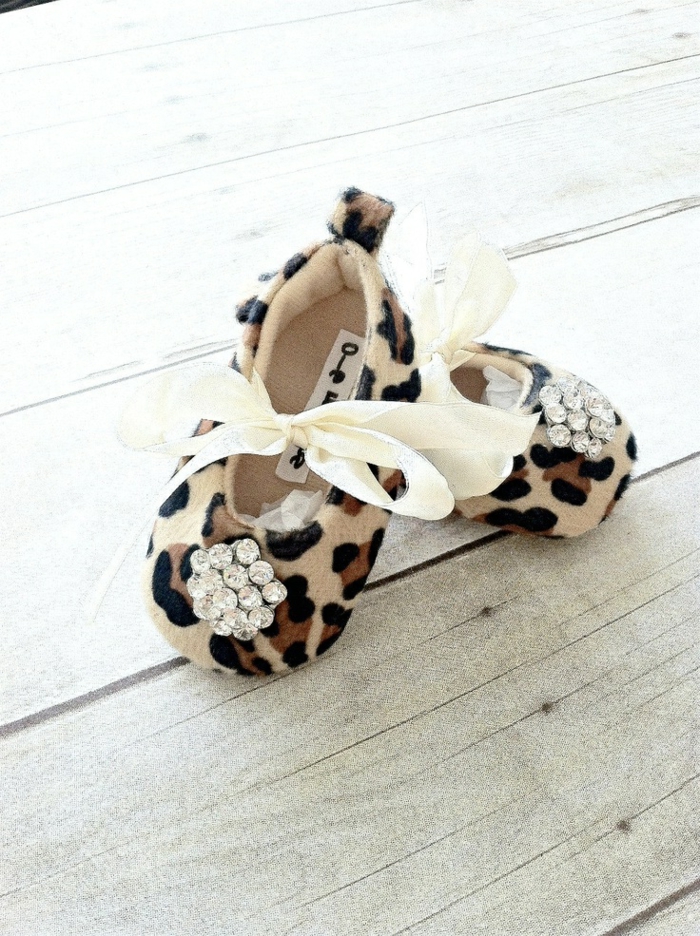 pantoufle-leopard-et-rubain-bébé-balérina-chaussure