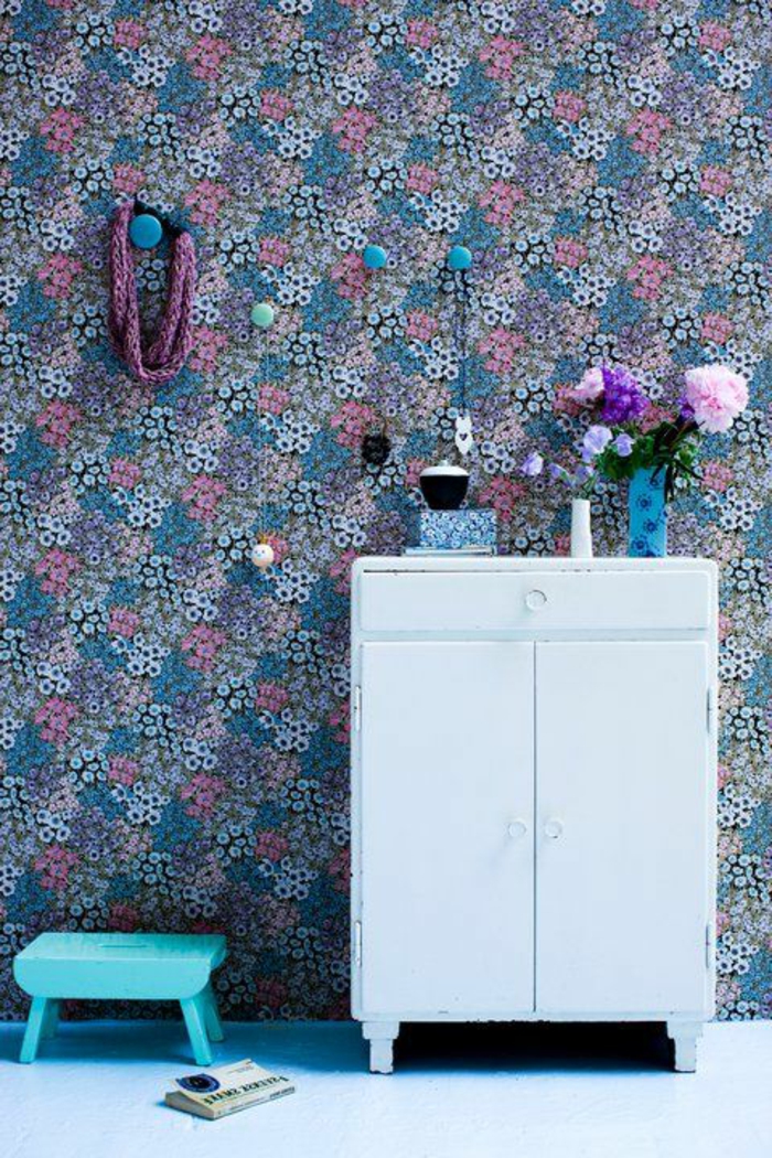 papier-peint-fleuri-anglais-dans-le-couloir-moderne-sol-blanc-et-chaise-en-bois-bleu