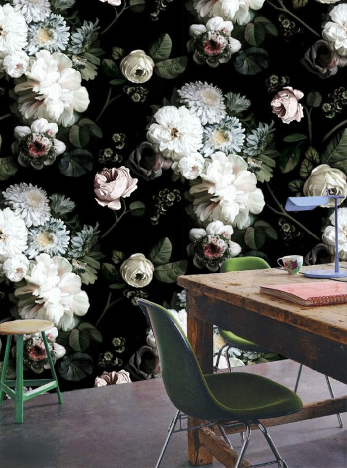papier-peint-fleuri-pour-la-salle-de-séjour-avec-une-table-en-bois-massif-sol-gris