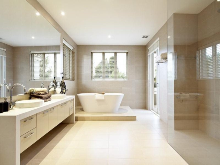 peinture-carrelage-salle-de-bain-idées-originales-à-réaliser-blanc-et-beige-baignoire