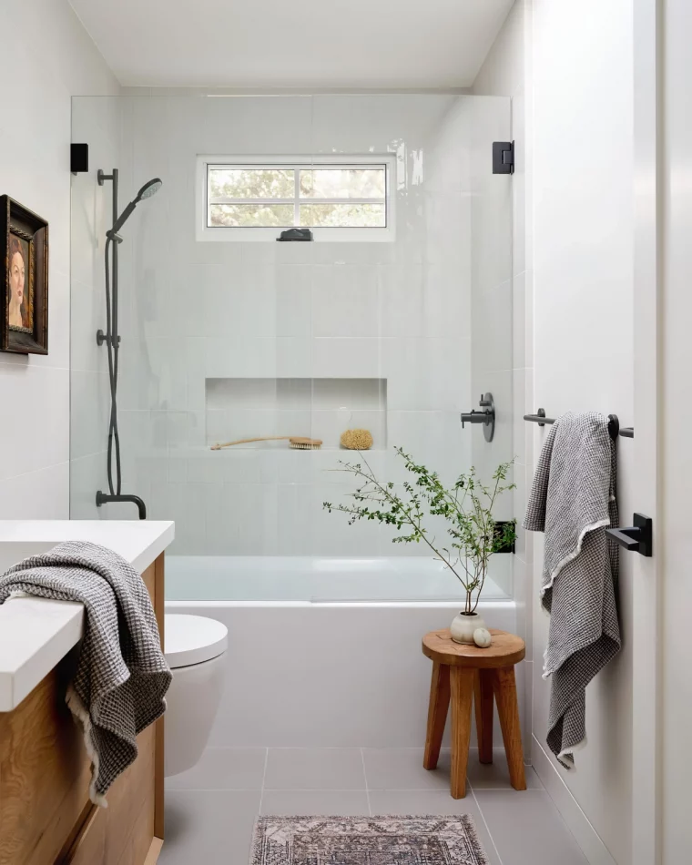 petite salle de bain avec douche et baignoire fenetre niche murale
