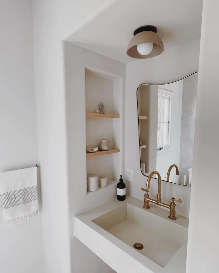 petite salle de bain blanche rangement niche murale etagere bois