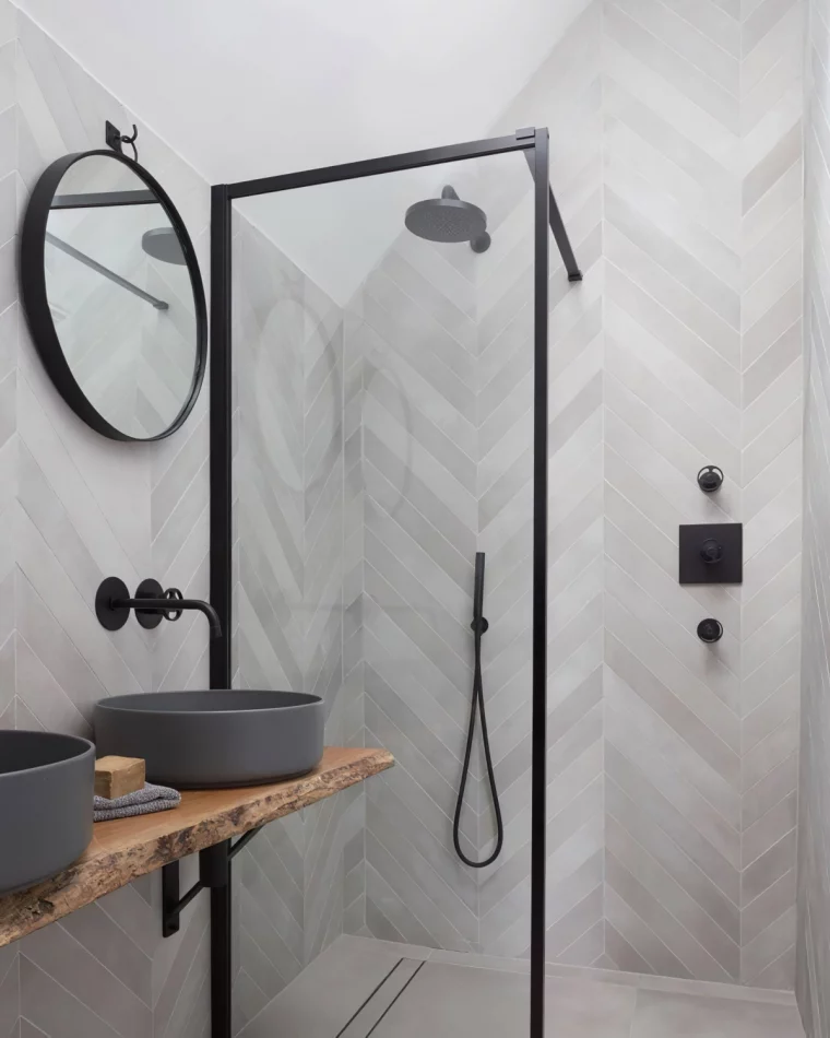 petite salle de bain grise douche noir mat miroir rond double vasque