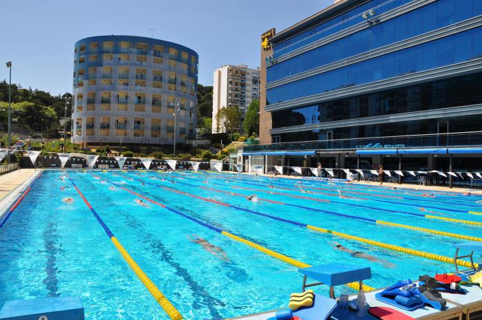 piscine-olympique-extérieure-dans-un-complexe-hôtelier