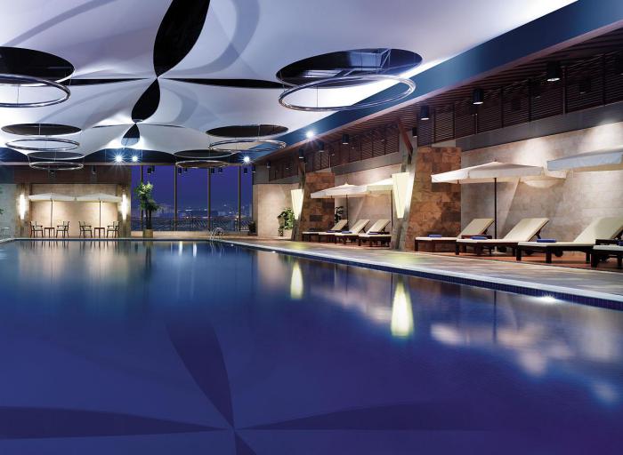 piscine-olympique-grande-piscine-intérieure-faire-du-sport-dans-un-hôtel