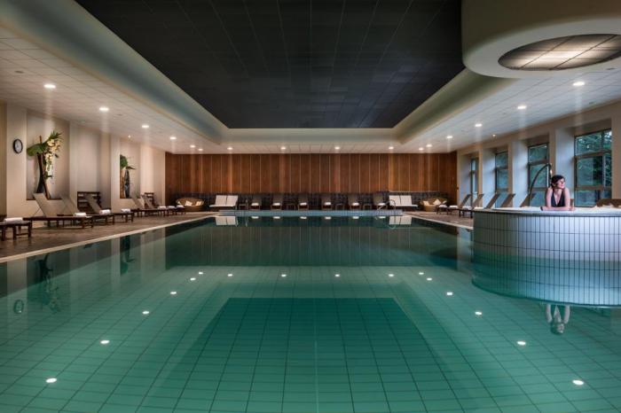 piscine-olympique-une-belle-piscine-dans-un-hôtel