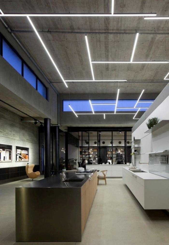 plafond-lumineux-grande-cuisine-industrielle-avec-plafond-en-béton-illuminé