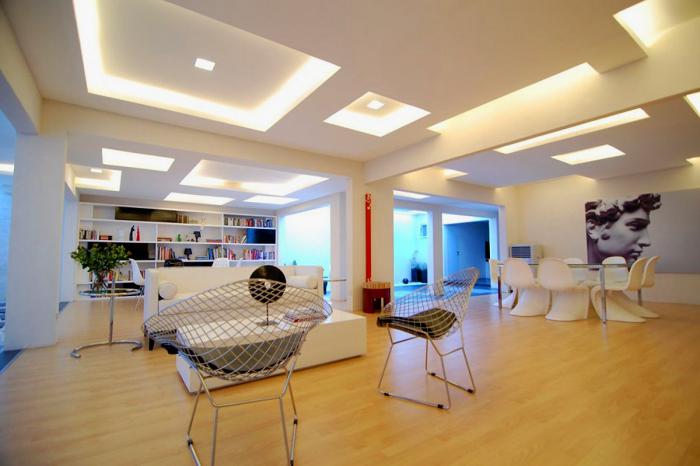 plafond-lumineux-séjour-contemporain-magnifique-idée-déco-avec-lumières-led