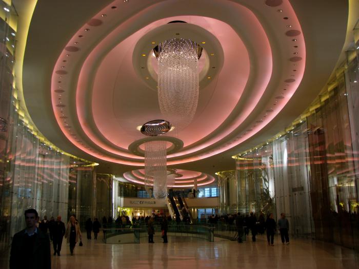 plafond-lumineux-un-grand-hall-publique-plafond-tendu-lumière-rose