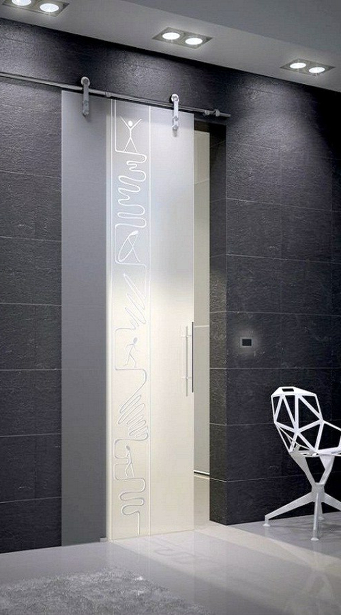 porte-coulissante-à-galandage-transparent-blanche-mur-avec-briques-gris-d-intérieur