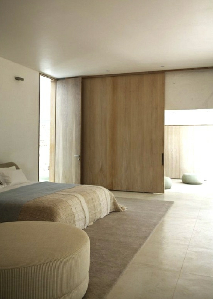 portes-à-galandage-en-bois-clair-dans-la-chambre-à-coucher-beige-avec-tapis-beige