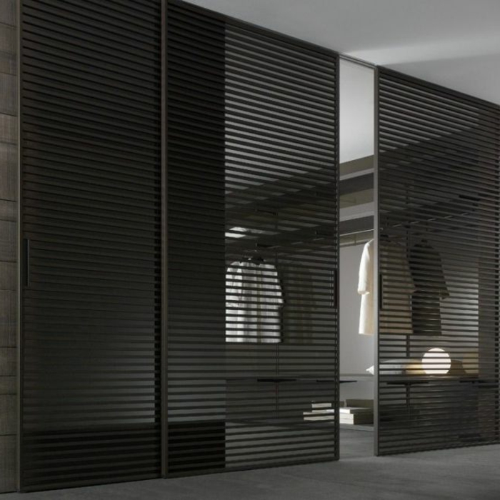 portes-à-galandage-en-bois-noir-sol-gris-et-tapis-gris-plafond-blanc-dressing-moderne